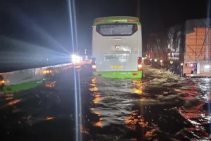 Cao tốc Dầu Giây – Phan Thiết ngập khoảng 0,7m, xe phải lưu thông qua quốc lộ