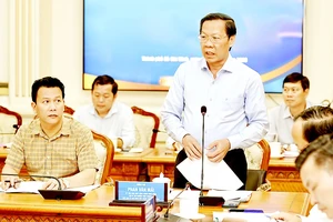 Chủ tịch UBND TPHCM Phan Văn Mãi phát biểu tại buổi làm việc với Bộ trưởng Đặng Quốc Khánh. Ảnh: HOÀNG HÙNG