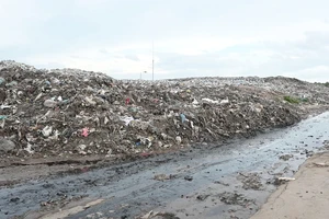 Nước từ rác thải ở bãi rác An Hiệp chảy tràn ra môi trường xung quanh