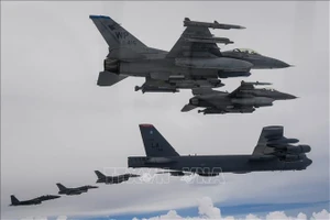 Máy bay ném bom chiến lược B-52H và máy bay phản lực F-16 của Mỹ tham gia cuộc tập trận không quân chung với tiêm kích F-15 của Hàn Quốc trên Bán đảo Triều Tiên, ngày 13-7-2023. Ảnh: YONHAP/TTXVN