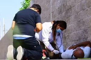 Nhân viên y tế chăm sóc một người trong một ngày có nhiệt độ cao, ở Ciudad Juarez, Mexico. Ảnh: REUTERS