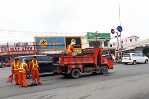 Dặm vá mặt đường hư hỏng trên Quốc lộ 51 qua tỉnh Đồng Nai