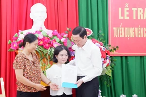 Chủ tịch UBND tỉnh Thanh Hóa Đỗ Minh Tuấn trao quyết định tuyển dụng cho Lê Thị Thắm