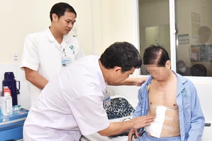 Bệnh nhân 73 tuổi mang khối u gan nặng gần 2kg
