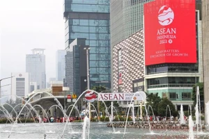 Áp-phích cổ động Năm Chủ tịch ASEAN Indonesia 2023 tại Vòng xoay trung tâm HI ở thủ đô Jakarta. Ảnh: TTXVN