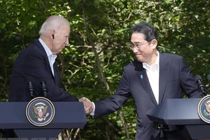 Tổng thống Mỹ Joe Biden (trái) và Thủ tướng Nhật Bản Kishida Fumio tại cuộc họp báo sau hội nghị thượng đỉnh ba bên Mỹ - Nhật - Hàn ở Trại David, bang Maryland, Mỹ, ngày 18-8-2023. Ảnh: Kyodo/TTXVN