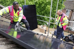 Nhân viên Công ty Octopus Energy lắp đặt pin mặt trời tại khu phố cổ ở quận Waltham Forest, London