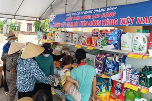 Đông đảo người dân xã Võ Ninh, huyện Quảng Ninh (tỉnh Quảng Bình) tham gia mua hàng lưu động