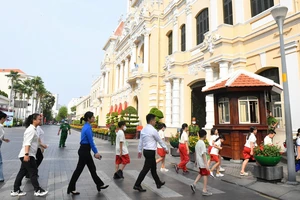 Trụ sở HĐND - UBND TPHCM đón khách tham quan dịp lễ Quốc khánh