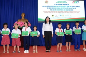 Các em học sinh nhận học bổng Lương Định Của