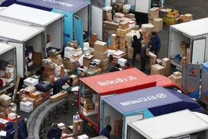Công nhân phân loại hàng hóa tại một trung tâm phân phối bưu kiện ở Seoul, Hàn Quốc. Ảnh: YONHAP