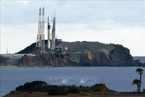 Tên lửa đẩy H2A được đặt trên bệ phóng tại Trung tâm vũ trụ Tanegashima ở tỉnh Kagoshima, Nhật Bản, ngày 26-1-2023. Ảnh: Kyodo/TTXVN