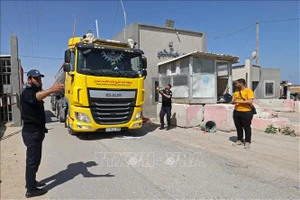 Xe tải đi qua cửa khẩu Kerem Shalom tại Dải Gaza ngày 14-5-2023. Ảnh: AFP/TTXVN