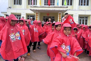 Học sinh Xơ Đăng của Trường Tiểu học xã Đắk Hà (huyện Tu Mơ Rông, tỉnh Kon Tum) được tặng áo mưa