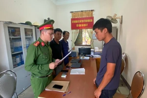 Công an huyện Can Lộc đọc quyết định bắt bị can để tạm giam đối với Phạm Văn Thắng. Ảnh: Công an Hà Tĩnh cung cấp 