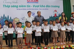 Chương trình “Thắp sáng niềm tin – Vượt khó đến trường” đến với học sinh nghèo tỉnh Lâm Đồng