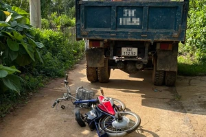 Xe đạp điện va chạm xe tải, 2 chị em thương vong trên đường đến trường