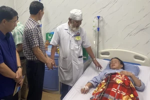 Nạn nhân đang được điều trị tích cực tại Bệnh viện Phúc Hưng (TP Quảng Ngãi)