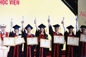 Các sinh viên được vinh danh Thủ khoa xuất sắc năm 2022. Ảnh: CAND