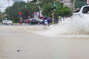 Mưa lớn, nhiều tuyến đường ở TP Hà Tĩnh ngập trong biển nước