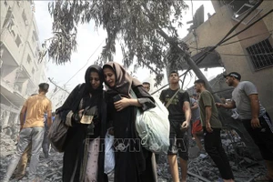 Người dân Palestine rời bỏ nhà cửa ở Dải Gaza nhằm tránh cuộc xung đột Hamas - Israel, ngày 9-10-2023. Ảnh: AFP/TTXVN