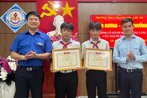 Chủ tịch tỉnh Hà Tĩnh tặng bằng khen hai học sinh lớp 7 cứu hai em nhỏ khỏi đuối nước 