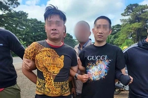 Đối tượng Khánh (bên trái) và Trung bị Công an tỉnh Đắk Lắk bắt giữ