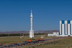 Tàu vũ trụ Thần Châu-17 và tên lửa đẩy Trường Chinh-2F được đặt lên bệ phóng ở Trung tâm phóng vệ tinh Tửu Tuyền, Tây Bắc Trung Quốc, ngày 19-10-2023. Ảnh minh họa: THX/TTXVN