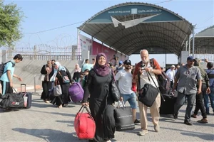 Người mang hộ chiếu nước ngoài rời khỏi Dải Gaza qua cửa khẩu Rafah ngày 1-11-2023. Ảnh: THX/TTXVN