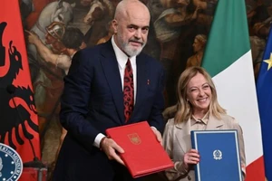 Thủ tướng Italia Giorgia Meloni và người đồng cấp Albania Edi Rama. Ảnh: REUTER