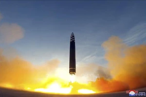 Một vụ phóng tên lửa đạn đạo liên lục địa của Triều Tiên từ sân bay quốc tế Bình Nhưỡng, ngày 16-3-2023. Ảnh: AFP/TTXVN
