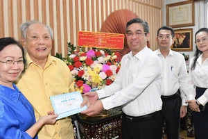 Phó Bí thư Thành ủy TPHCM Nguyễn Phước Lộc thăm Anh hùng Lao động, NGND, PGS-TS Lý Hòa