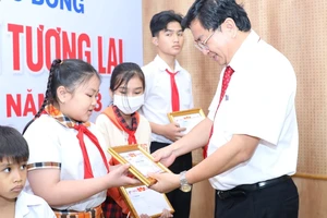 Báo Đồng Nai trao học bổng Vượt khó vì tương lai lần thứ 21