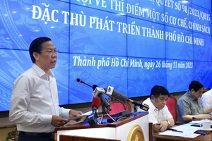Chủ tịch UBND TPHCM Phan Văn Mãi báo cáo tại hội nghị. Ảnh: DŨNG PHƯƠNG