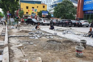 Vỉa hè nhiều tuyến phố ở Hà Nội lại bị đào bới ngổn ngang