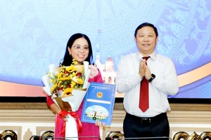 Phó Chủ tịch UBND TPHCM Dương Anh Đức trao quyết định cho bà Lượng Thị Tới