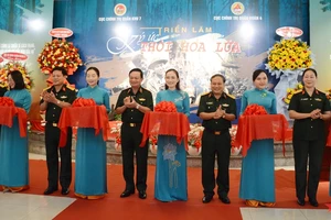 Trung tướng Trần Hoài Trung, Bí thư Đảng ủy, Chính ủy Quân khu 7 và các đại biểu cắt băng khai mạc “Ký ức thời hoa lửa” - hoạt động nằm trong khuôn khổ kỷ niệm 78 năm ngày truyền thống