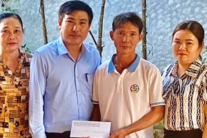 Báo SGGP trao 15 triệu đồng hỗ trợ gia đình khó khăn ở Hà Tĩnh 