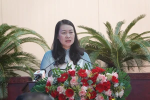 Bà Trần Thị Kim Oanh, Giám đốc Sở Tư pháp Đà Nẵng trả lời chất vấn. Ảnh: XUÂN QUỲNH