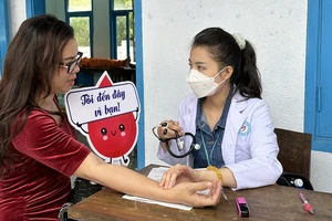 Cán bộ, công nhân viên Công ty Nhiệt điện Vĩnh Tân tham gia hiến máu tình nguyện
