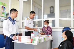 Cán bộ, chiến sĩ quân y Vùng 5 Hải quân cấp phát thuốc miễn phí cho người dân
