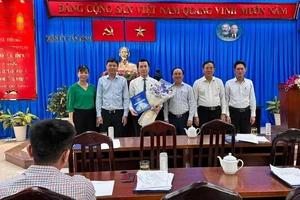 Lãnh đạo quận Tân Bình trao quyết định cho ông Trương Tấn Sơn
