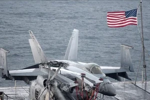 Máy bay chiến đấu Hornet F-18 trên tàu sân bay chạy bằng năng lượng hạt nhân USS Harry S. Truman của Mỹ tới thành phố Split, Croatia. Ảnh: AFP/TTXVN