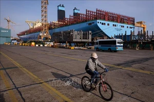 Một tàu chở hàng container đang được đóng mới tại xưởng đóng tàu của Daewoo DSME ở Okpo, cách thành phố Busan khoảng 60km về phía Nam. Ảnh: AFP/TTXVN