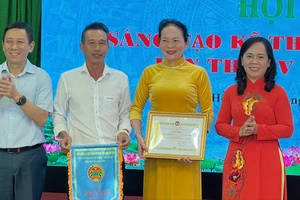 Ban tổ chức trao giải mô hình “Sản xuất bánh tráng theo công nghệ sấy khép kín” của 2 tác giả Võ Thị Bích Hạnh - Mai Văn Nghĩa nhất bảng A