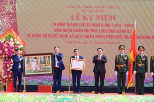 Chủ tịch Quốc hội Vương Đình Huệ trao tặng Huân chương Lao động hạng ba đến Đảng bộ, chính quyền và nhân dân xã Nghi Xuân