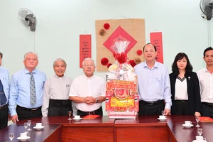 Đồng chí Nguyễn Hồ Hải thăm, chúc tết các cơ sở, cá nhân nhân sĩ, trí thức, chức sắc, chức việc tôn giáo