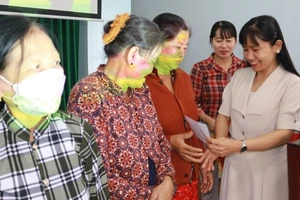 Công ty XSKT Đồng Tháp trao quà tết đến người dân có hoàn cảnh khó khăn tại TP Cao Lãnh