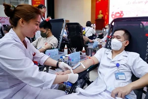 Cán bộ, nhân viên của Viện Huyết học-Truyền máu Trung ương tham gia hiến máu tình nguyện. Ảnh: TTXVN