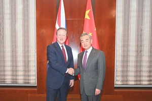 Bộ trưởng Ngoại giao Trung Quốc Vương Nghị (phải) bắt tay Ngoại trưởng Anh David Cameron trong cuộc gặp bên lề Hội nghị An ninh Munich, ngày 16-2-2024. Ảnh: China Daily